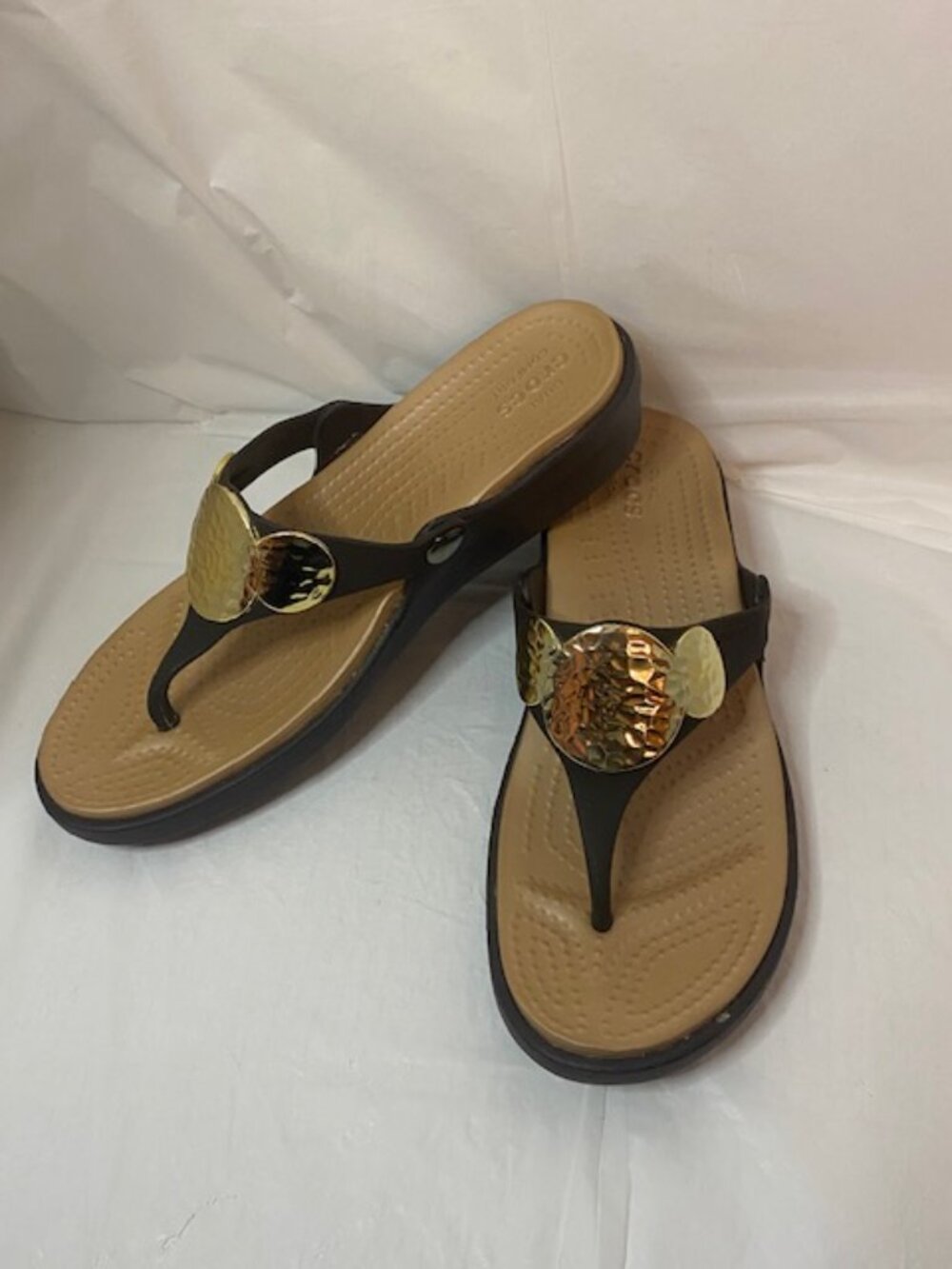 Crocs Sanrah Wedge Sandals Brown/gold, Women's Size 8 - Picture 7 of 8